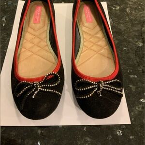 Black velvety Isaac Mizrahi red trim ballet flats like new size 8